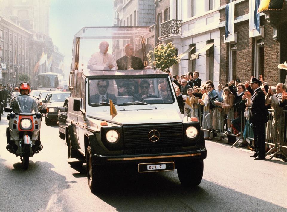 Pope John Paul II out and about in his Mercedes-Benz 230 G Popemobile with registration number SCV 7.