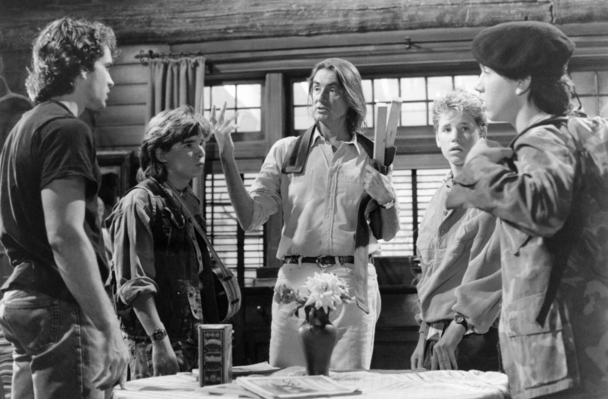 Joel Schumacher (center) directs Jason Patrick, Feldman, Haim and Newlander on the set of The Lost Boys. (Photo: ©Warner Bros/Courtesy Everett Collection)
