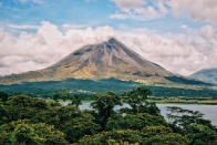 <p>Secondo Forbes il Costa Rica è perfetto soprattutto per le coppie. In Costa Rica, infatti, c’è bisogno di un budget che varia tra i 1.585 e i 2.960 dollari, mentre una coppia può vivere comodamente con 2.500 al mese. Una cena al ristorante? Costa circa 5 dollari. (Credits – Getty Images) </p>