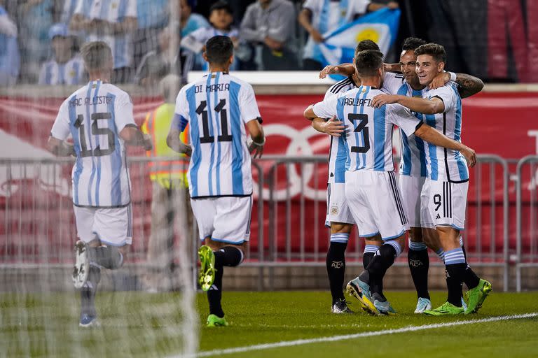 Nicolás Tagliafico y Julián Álvarez celebran el tanto de este último, el del 1-0 parcial a Jamaica; Messi haría los dos restantes, en el cierre del amistoso.