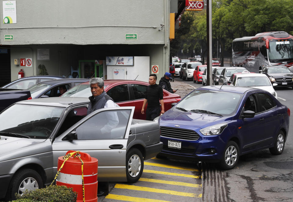 Varios automovilistas hacen fila para cargar combustible en una gasolinera en la Ciudad de México, el lunes 14 de enero de 2019. (AP Foto/Marco Ugarte)