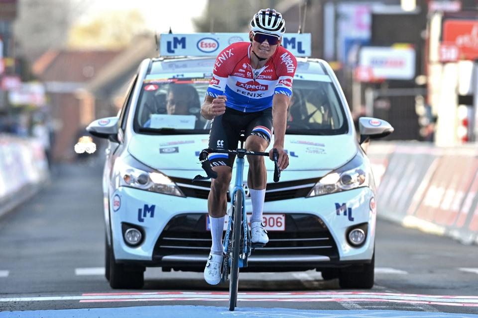 Mathieu van der Poel crosses the line with damaged handlebars (Getty)