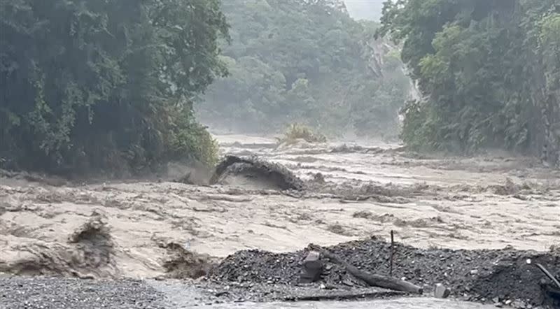 廬山24小時累積雨量達到672毫米，打破氣象站創站以來的紀錄。(圖／翻攝畫面)