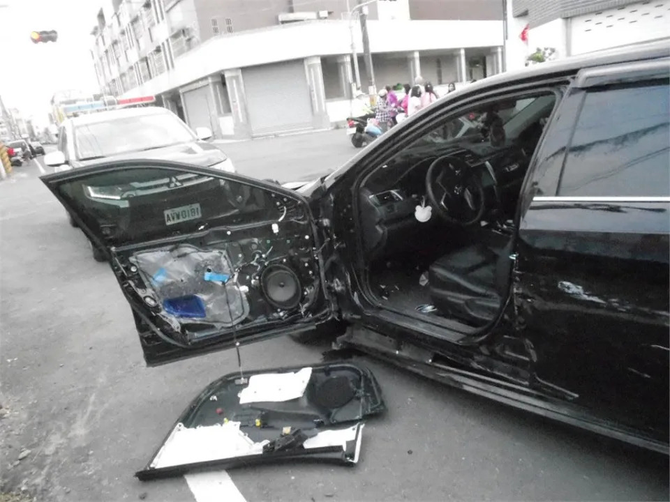 東港球棒猴當街砸車！反遭連5撞狼狽落跑　警揭真相：小王和男友對決