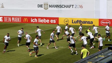 Foto del miércoles del plantel de Alemania en el entrenamiento en Ascona, Suiza. Mayo 25, 2016. REUTERS/Arnd Wiegmann