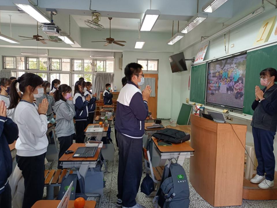 任課老師帶領學生虔誠為土耳其祈禱。
