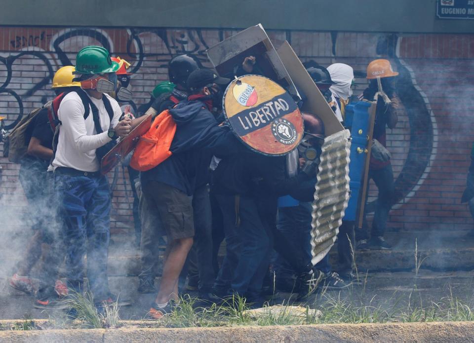 FOTOS: Ingenios de la oposición para protestar y defenderse en Venezuela