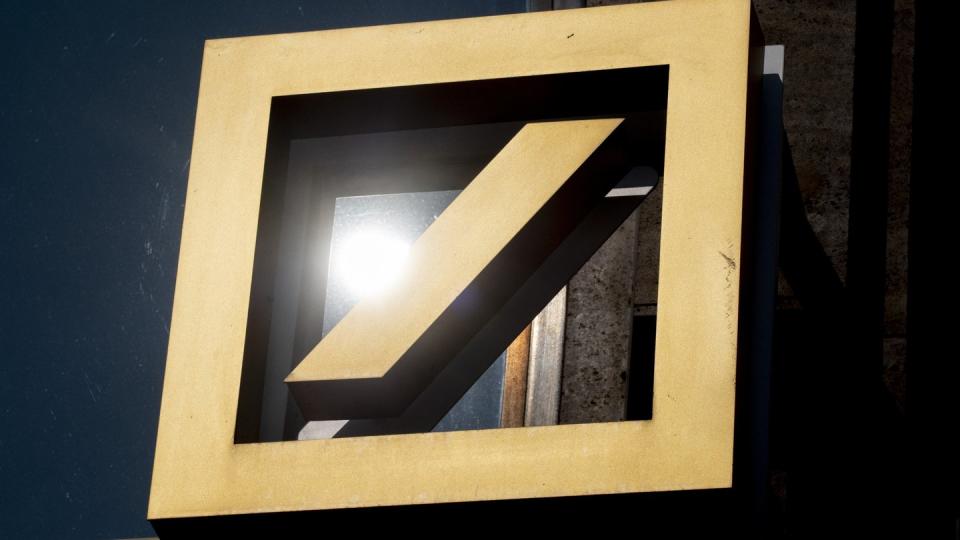 Das Logo der Deutschen Bank an einer Filiale des Geldinstituts in Frankfurt am Main. Foto: Boris Roessler