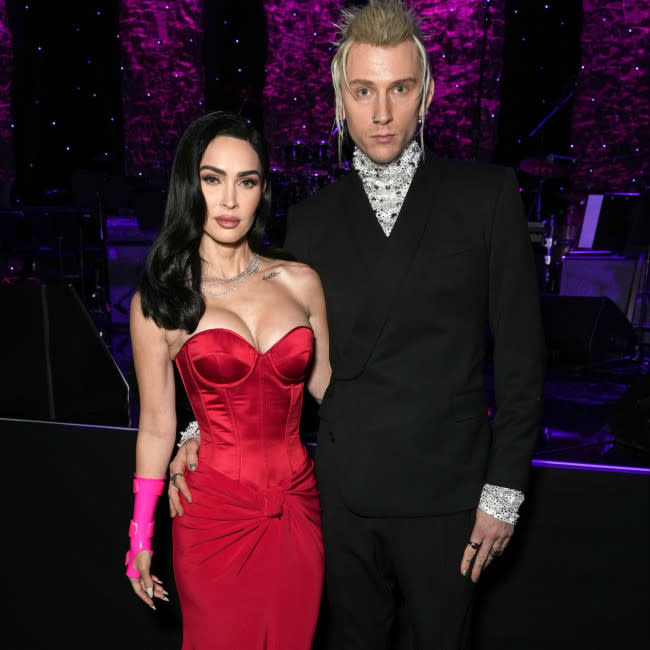 Megan Fox 'mantiene a Machine Gun Kelly en la casa del perro' credit:Bang Showbiz