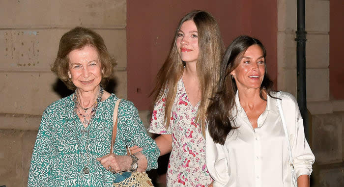 La reina Letizia le presta su bolso a doña Sofía