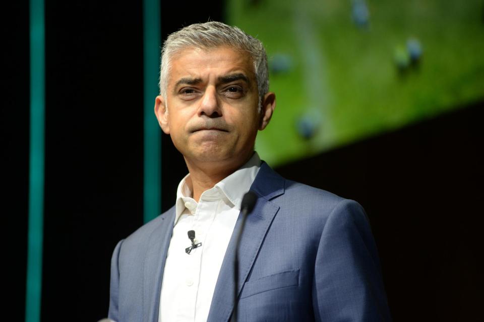 Sadiq Khan calls Donald Trump 'far-right poster boy’ and challenges US president to meet him