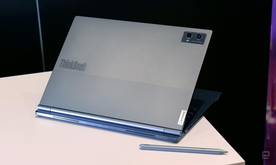 De l’arrière, le ThinkBook Plus Gen 5 ressemble à n’importe quel autre ordinateur portable. 