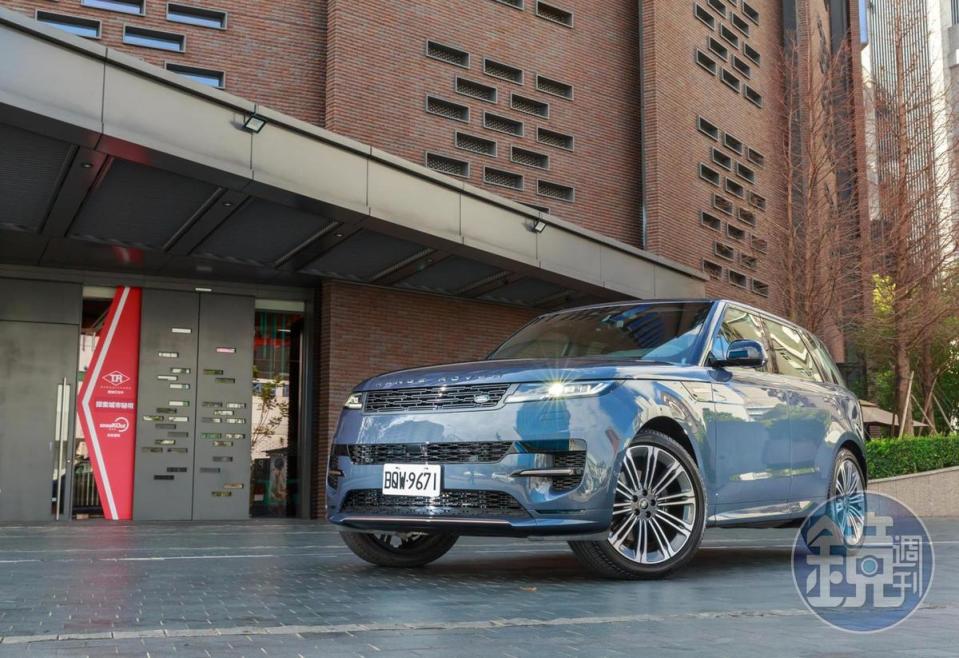 第三代Range Rover Sport與Range Rover一樣，都採用了全新的 MLA-FLEX 車體導入混合金屬結構，尺碼上除了車長較短（5,052mm→4,946mm）、車高較低（1,870 mm→1,820 mm）外，其他部分也跟Range Rover幾乎相同，但駕馭樂趣卻更為豐富。