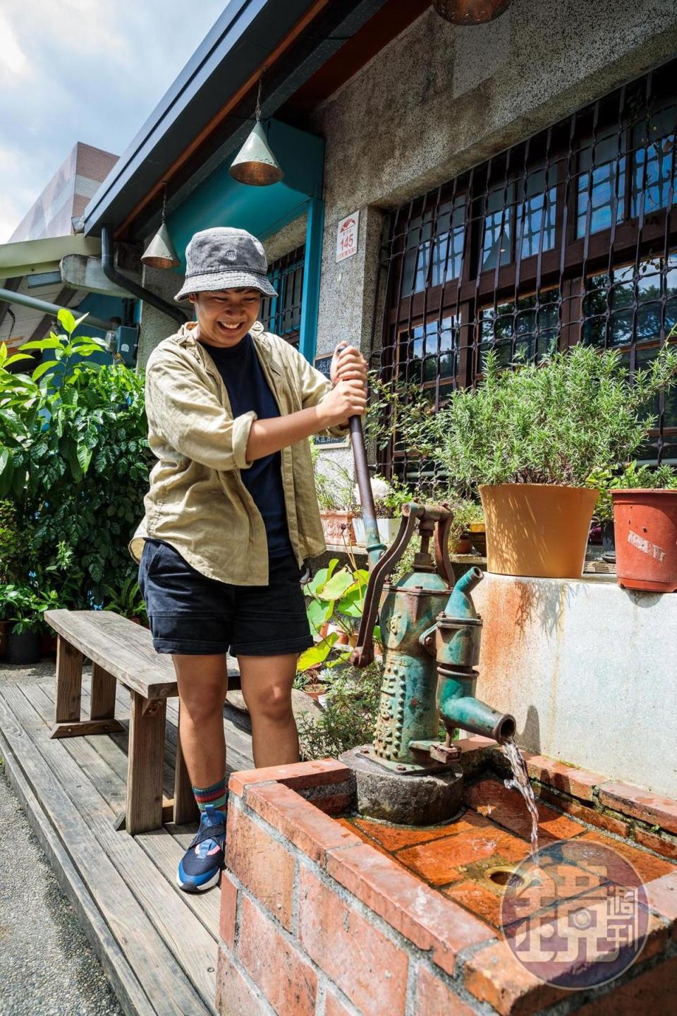 小店門口還有大型手壓抽水幫浦，手一壓水湧出。