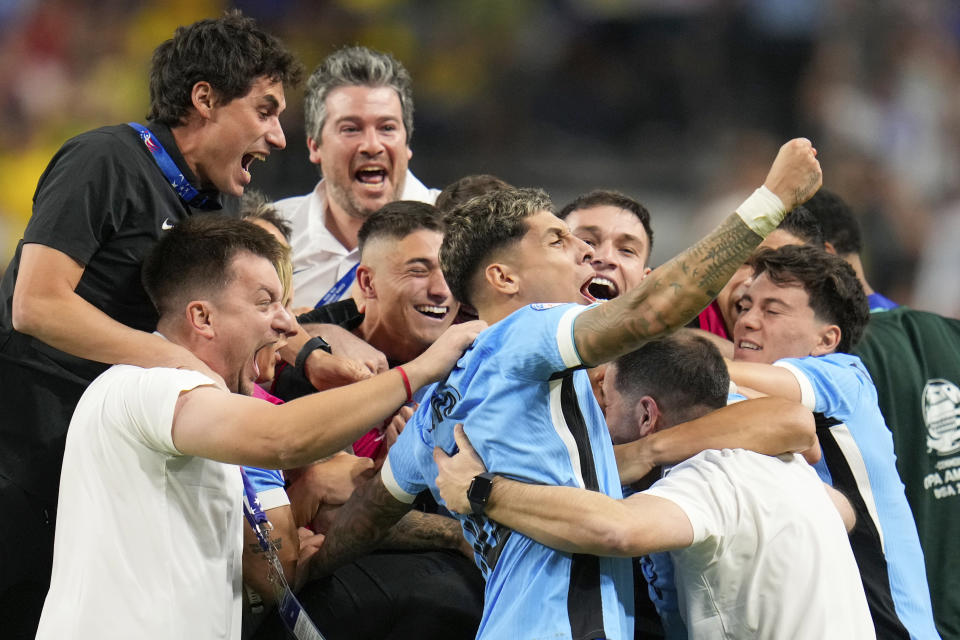 El uruguayo Mathías Olivera celebra la victoria ante Brasil en los cuartos de final de la Copa América, el sábado 6 de julio de 2024, en Las Vegas. (AP Foto/Julio Cortez)