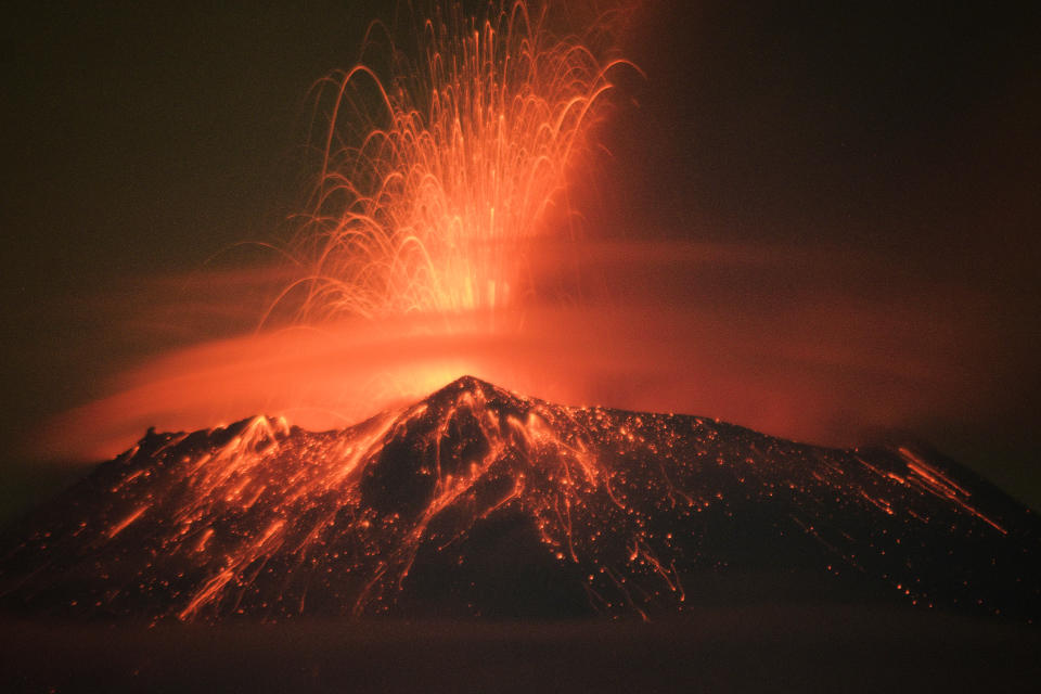 墨西哥煙峰火山（Popocatepetl volcano）的濃煙、火山灰和熔岩噴向天際。（法新社）