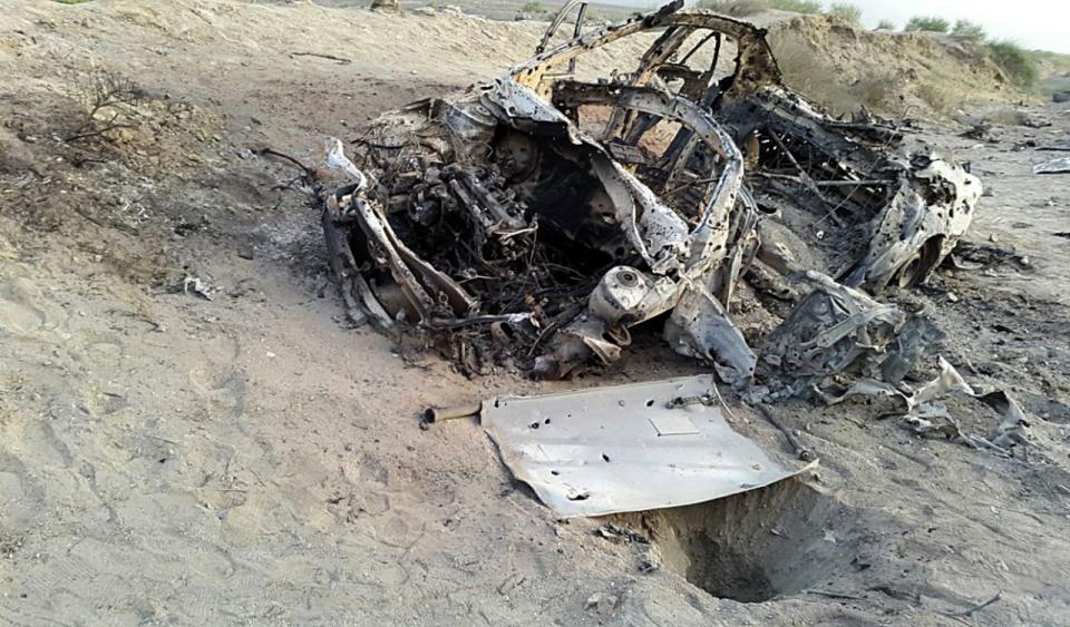 Dieses Foto wurde von dem freischaffenden Fotografen Abdul Salam Khan mit seinem Smartphone gemacht. Es zeigt ein zerstörtes Auto, in dem Mullah Mohammad Akhtar Mansour in die Ahmad-Wal-Region in Pakistan nahe der afghanischen Grenze unterwegs war. Wie ein Kommandeur der afghanischen Taliban erklärte, wurde Mullah Mohammad Akhtar Mansour, der Anführer der extremistischen Taliban, von einer US-Drohne getötet. (Bild: Abdul Salam Khan/ AP)