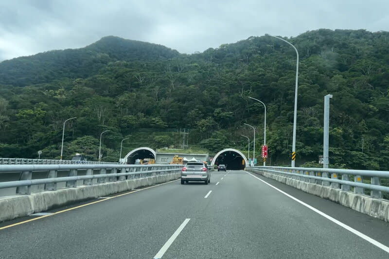 南迴草埔森永隧道  6/25、6/27部分時段封閉 公路局南區養護工程分局大武工務段表示，南迴公路 草埔森永隧道和安朔高架橋路段，25日晚間南下車道 夜間封閉，進行消防檢修；27日上午至中午北上車道 封閉辦理防災演練。 中央社記者盧太城台東攝  113年6月22日 