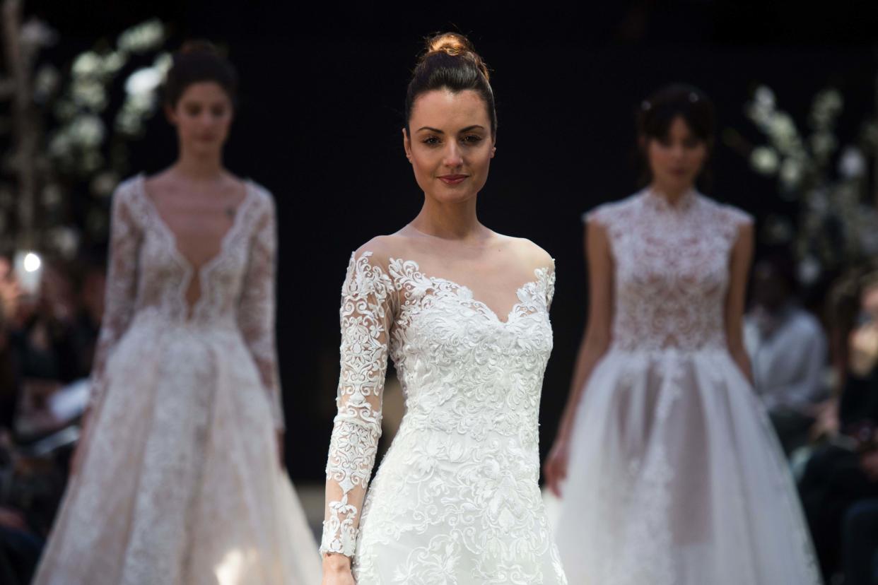 Endlich, er hat Sie gefragt! Jetzt ist für viele Frauen vor allem eines wichtig: Das Traumkleid für die Hochzeit finden. (Bild: Getty Images)