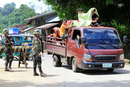 Government troops check a vehicle evacuating residents from their hometown of Marawi city in southern Philippines, as it drives past a military checkpoint in Pantar town, Lanao Del Norte, Philippines May 24, 2017. REUTERS/Romeo Ranoco