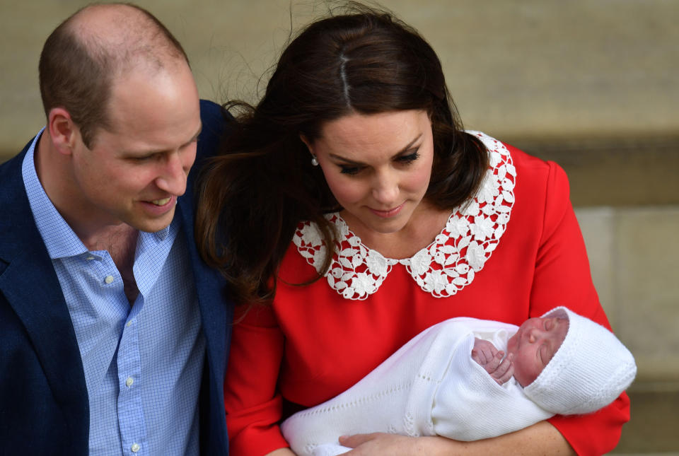 Britain's Prince William, Duke of Cambridge (L) and Britain's Catherine, Duchess of Cambridge (R) aka Kate Middleton show their newly-born son, their third child, Britain's Prince Louis of Cambridge to the media outside the Lindo Wing at St Mary's Hospital in central London, on April 23, 2018. - Britain's Prince William accompanied his wife Catherine as she left hospital after giving birth to a baby boy, the couple's third child who is fifth in line to the British throne. (Photo by John Stillwell / POOL / AFP)        (Photo credit should read JOHN STILLWELL/AFP via Getty Images)