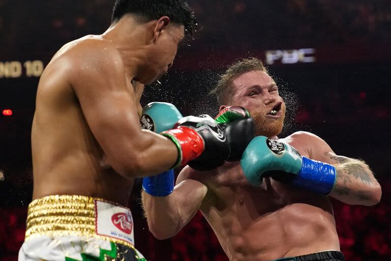 En un combate electrizante, típico de dos boxeadores mexicanos, Canelo Álvarez superó por puntos, en fallo unánime, a Jaime Munguía