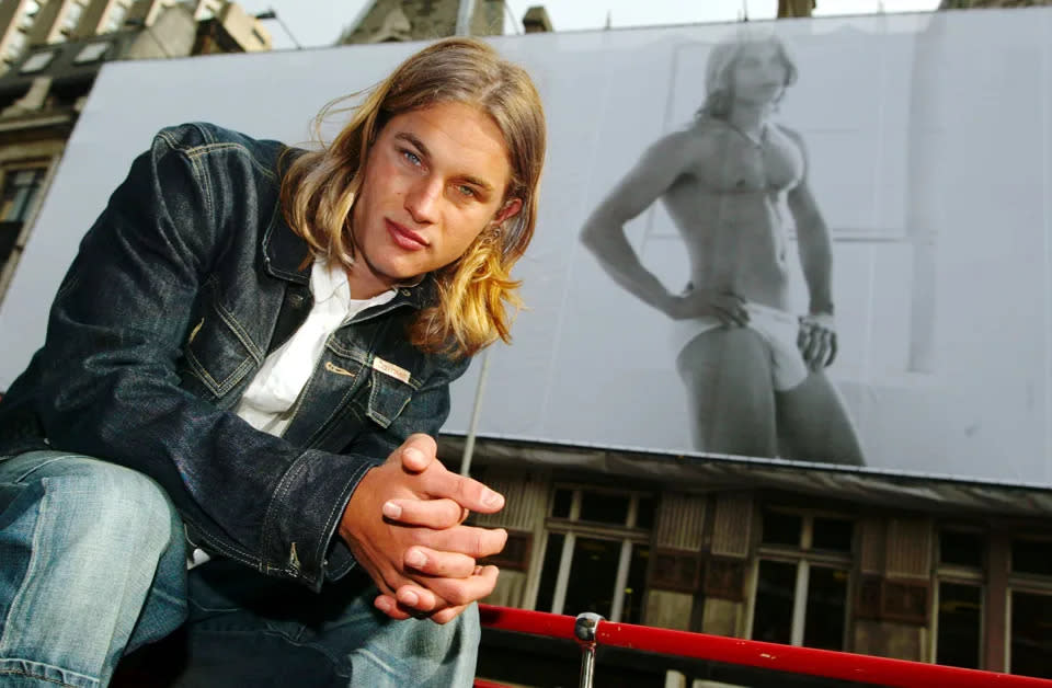 Travis bekam einen Modelvertrag und modelte 2002 exklusiv für Calvin Klein. Foto: Getty