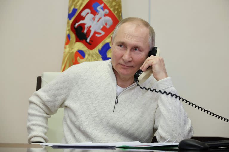 El presidente ruso, Vladimir Putin, habla por teléfono con David Shmelev, un niño de siete años de la región de Stavropol Krai, que participó en la campaña benéfica nacional New Year Tree of Wishes, en la residencia estatal de Novo-Ogaryovo, en las afueras de Moscú