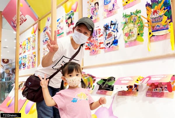 遠雄廣場即日起至五月底在藝術廊道展出「創意卡片展」。（圖：遠雄廣場提供）