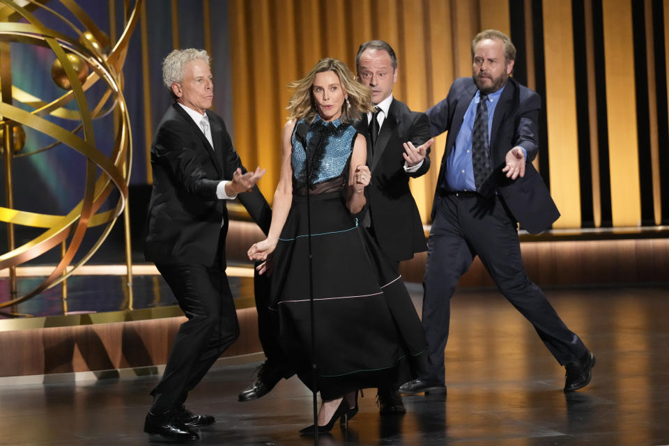 Greg Germann, de izquierda a derecha, Calista Flockhart, Gil Bellows, y Peter MacNicol bailan en la 75a edición de los Premios Emmy el lunes 15 de enero de 2024 en el Teatro Peacock de Los Ángeles. (Foto AP/Chris Pizzello)