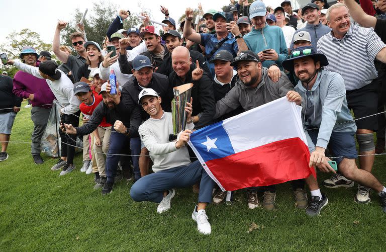 Joaquín Niemann festeja junto a seguidores luego de vencer en el Genesis Invitational 2022