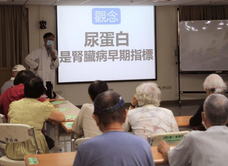 門諾醫院舉辦腎臟病友聯誼會，醫師李坤峰為民眾進行衛教。（門諾醫院提供）