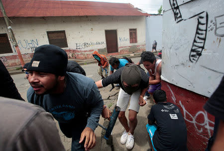 Demonstrators take cover as police fire at them during a protest against the government of Nicaraguan President Daniel Ortega in Masaya, Nicaragua June 19, 2018. REUTERS/Oswaldo Rivas