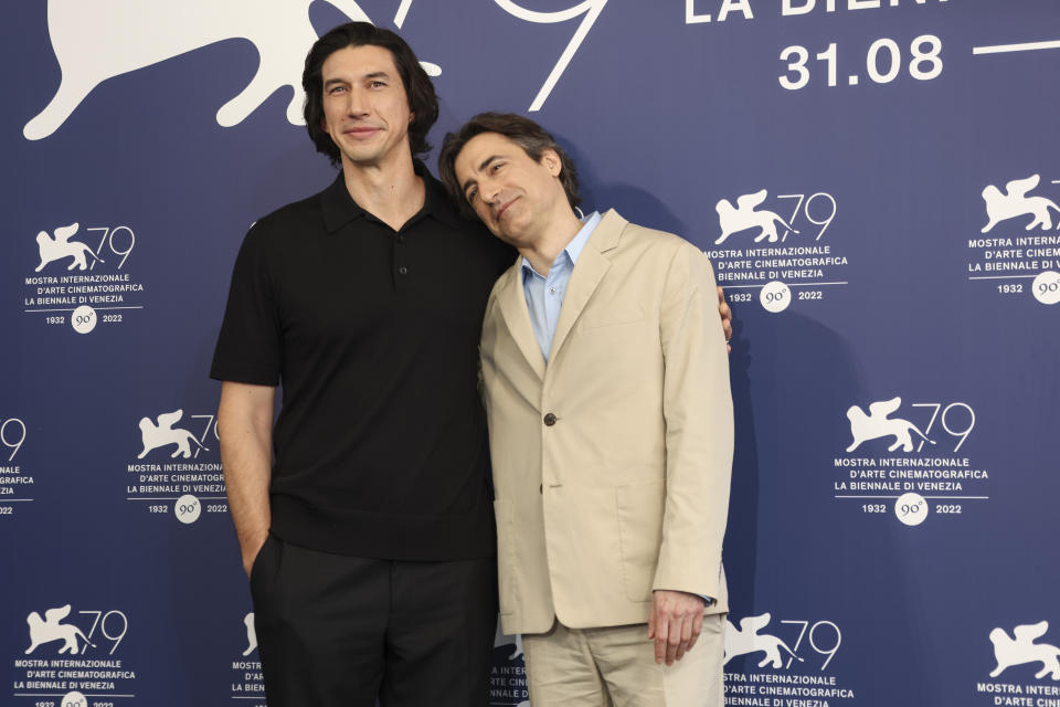 Adam Driver, izquierda, y el director Noah Baumbach posan en la sesión de “White Noise” durante la 79a edición del Festival de Cine de Venecia en Venecia, Italia, el miércoles 31 de agosto de 2022. (Foto Joel C Ryan/Invision/AP)