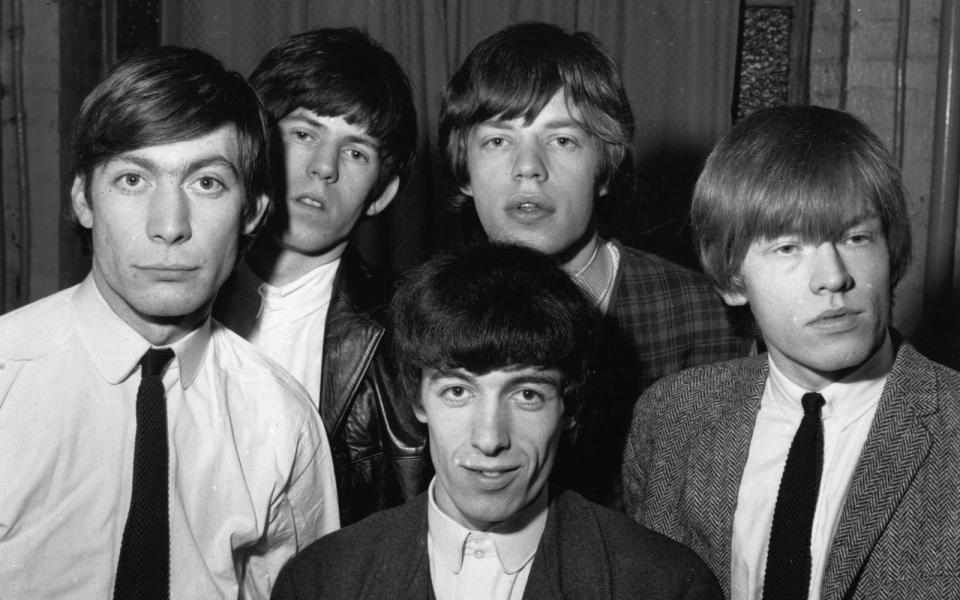 Ein Bild aus dem Dezember 1963: (von links) Charlie Watts, Keith Richards, Bill Wyman (vorne), Mick Jagger und Brian Jones hatten damals kurz zuvor die Rolling Stones gegründet. Dass Brian Jones knapp sechs Jahre später im eigenen Pool ertrank, war eine Tragödie, die bis heute nicht vollständig aufgeklärt ist. Die Stones machten trotzdem weiter - und rollen bis heute ... (Bild: Chris Ware/Keystone Features/Getty Images)