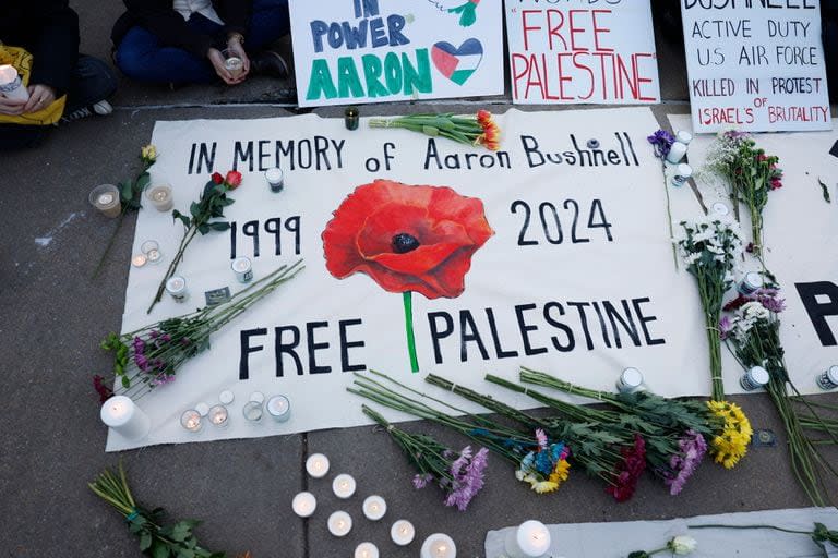 La gente deja notas y flores durante una vigilia para el aviador en servicio activo de la Fuerza Aérea de los EE. UU. Aaron Bushnell frente a la embajada de Israel el 26 de febrero de 2024 en Washington, DC.