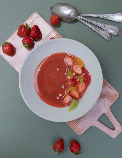 Soupe-de-fraises-et-tomates-au-sirop-de-fleur-de-sureau