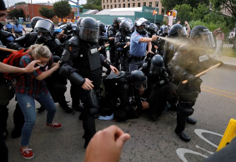 Un policía dispara un spray de pimienta mientras sus compañeros detienen a un manifestante, en Raleigh, Carolina del Norte