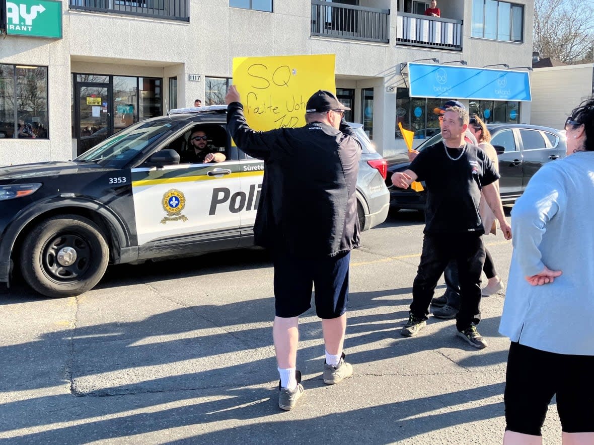 Residents of Val d'Or, Que., protest what they say is a rise in petty crime, demanding police do more to protect them. (Dominic Chamberland/Radio-Canada - image credit)