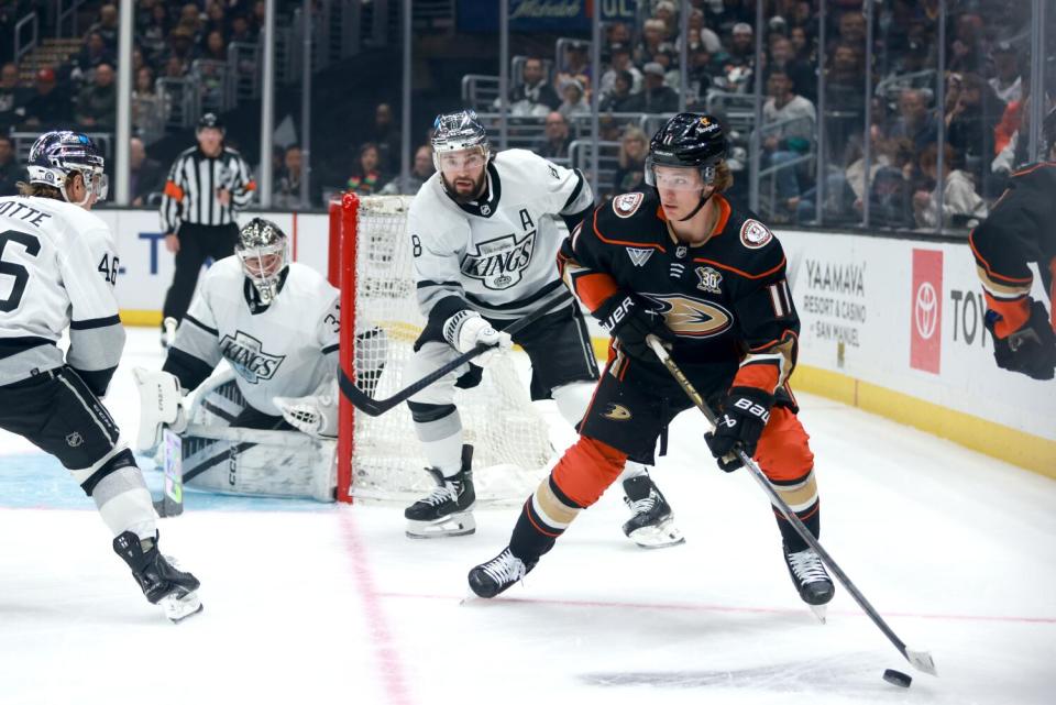 Ducks-Stürmer Trevor Zegras kontrolliert den Puck während einer 1:3-Niederlage gegen die Kings am Samstag in der Crypto.com Arena.