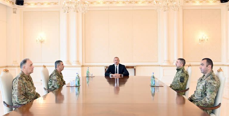 El presidente de Azerbaiyán, Ilham Aliyev, hoy, con su alto mando militar