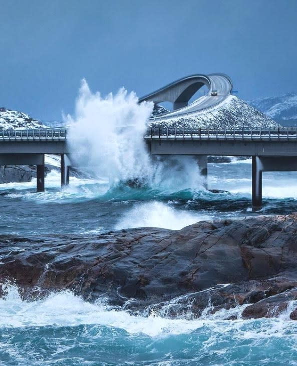 圖／當遇到下雨天或暴風雨，海浪會直接打到「大西洋海濱公路」上，可能因打滑失控、車胎跑偏發生車禍。