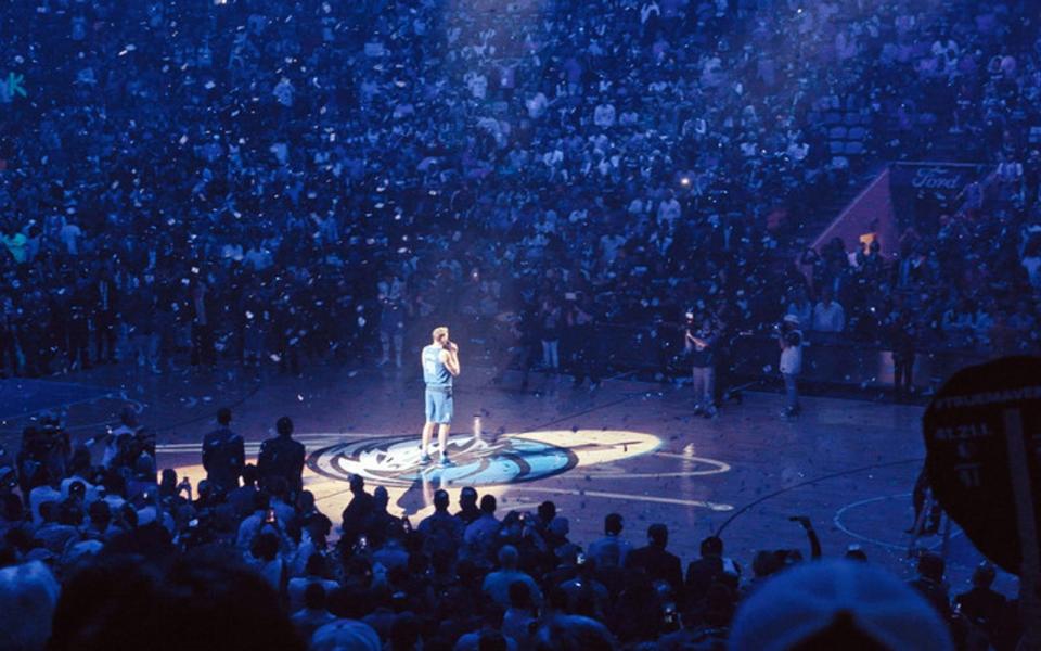 Das letzte Spiel in Dallas: 2019 verabschiedet sich Dirk Nowitzki von seinen Fans. (Bild: ZDF / fortyone)