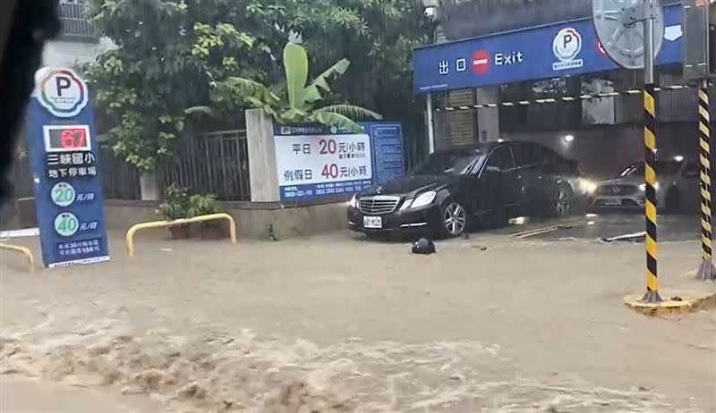 三峽老街停車場外積淹水的情形。（圖／翻攝畫面）