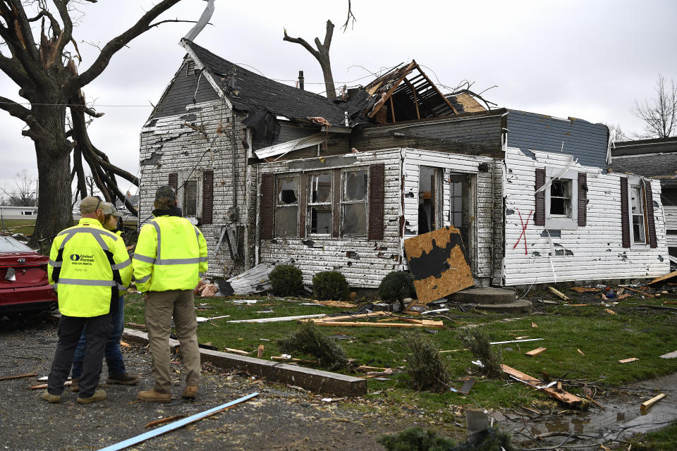 Voluntarios revisan una casa que fue destrozada por fuertes tormentas en Lakeview, Ohio, el viernes 15 de marzo de 2024. (AP Foto/Timothy D. Easley)