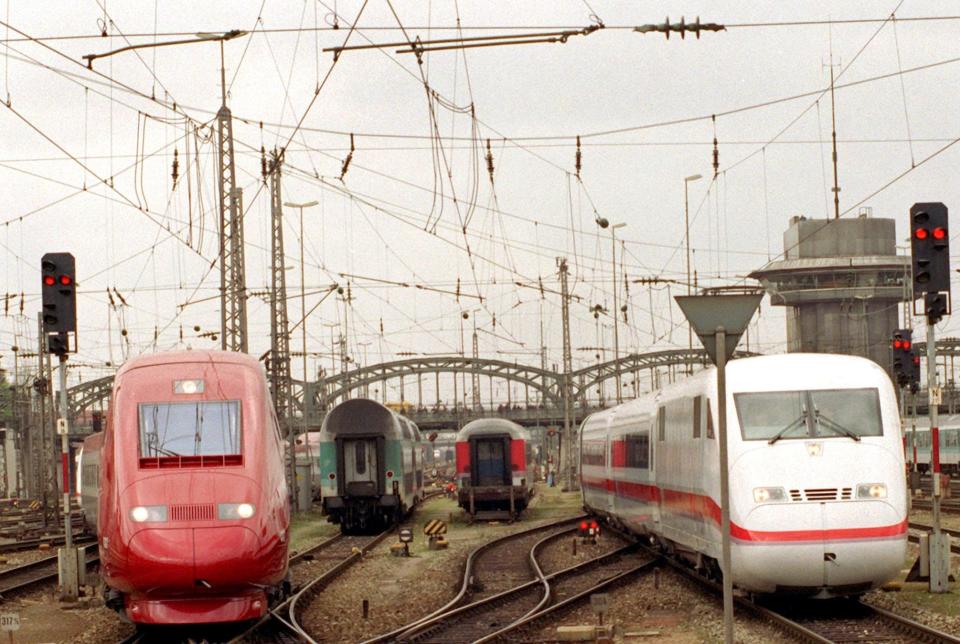 A Deutsche Bahn AG train next to a Thalys train at Munich Central Station in April 1997.