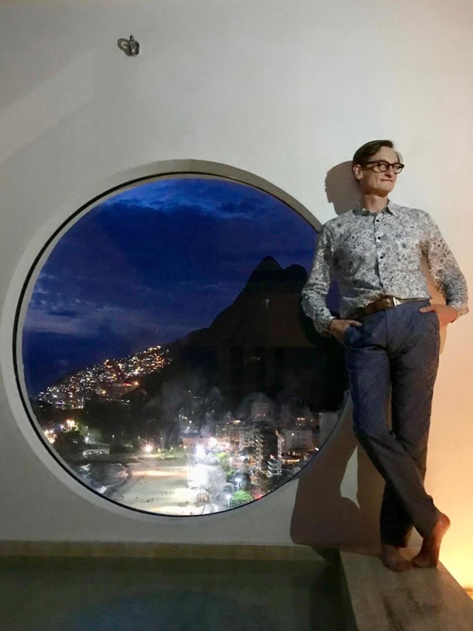Yours Truly strikes a pose at the rooftop pool of the Janeiro Hotel in Leblon, its window framing the peaks of the Two Brothers mountains.