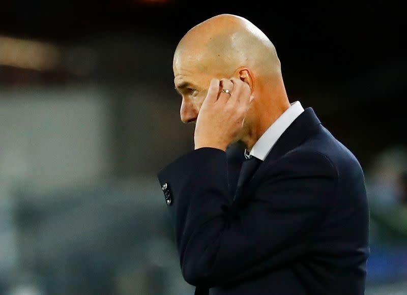 El DT del real Madrid, Zinedine Zidane, reacciona en la derrota de su equipo ante el Shakhtar Donetsk por el Grupo B de la Liga de Campeones, Estadio Alfredo Di Stéfano, Madrid, España