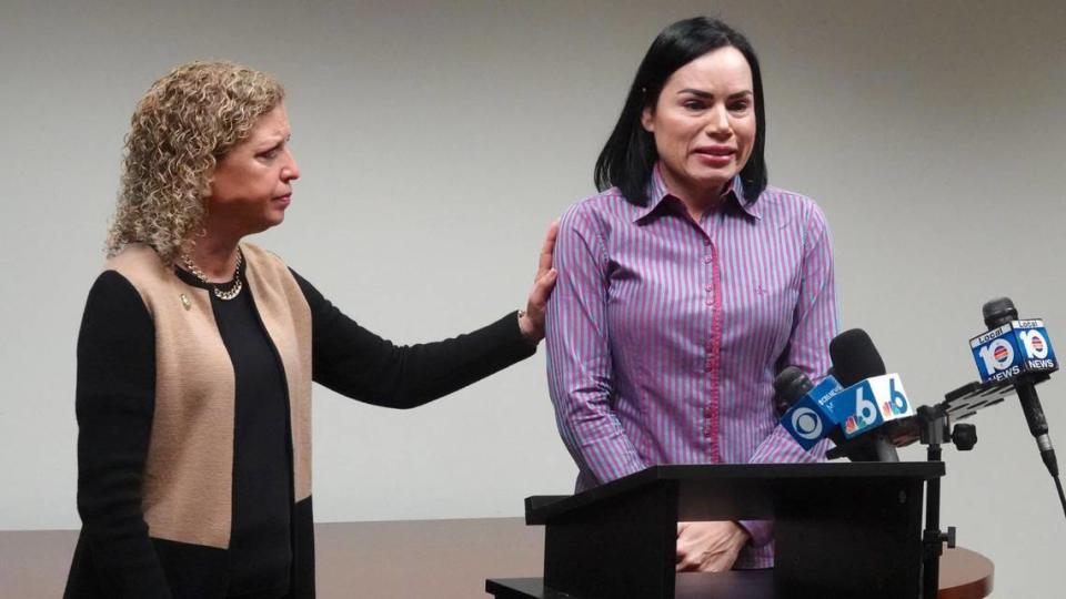 La representante federal Debbie Wasserman Schultz, a la izquierda, consuela a Anabely Lopes, quien tuvo que salir de la Florida para abortar. Su feto tenía una enfermedad mortal.