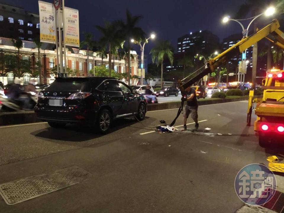 車輛翻正後，車內物品散落一地。